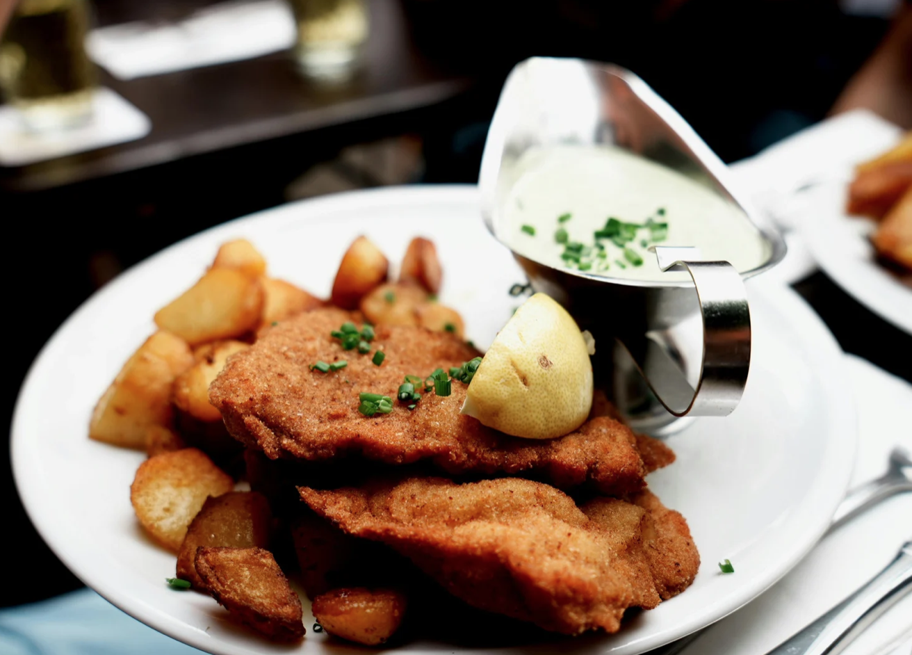 Schnitzel mit Bratkartoffeln im Wirtshaus Hubertus